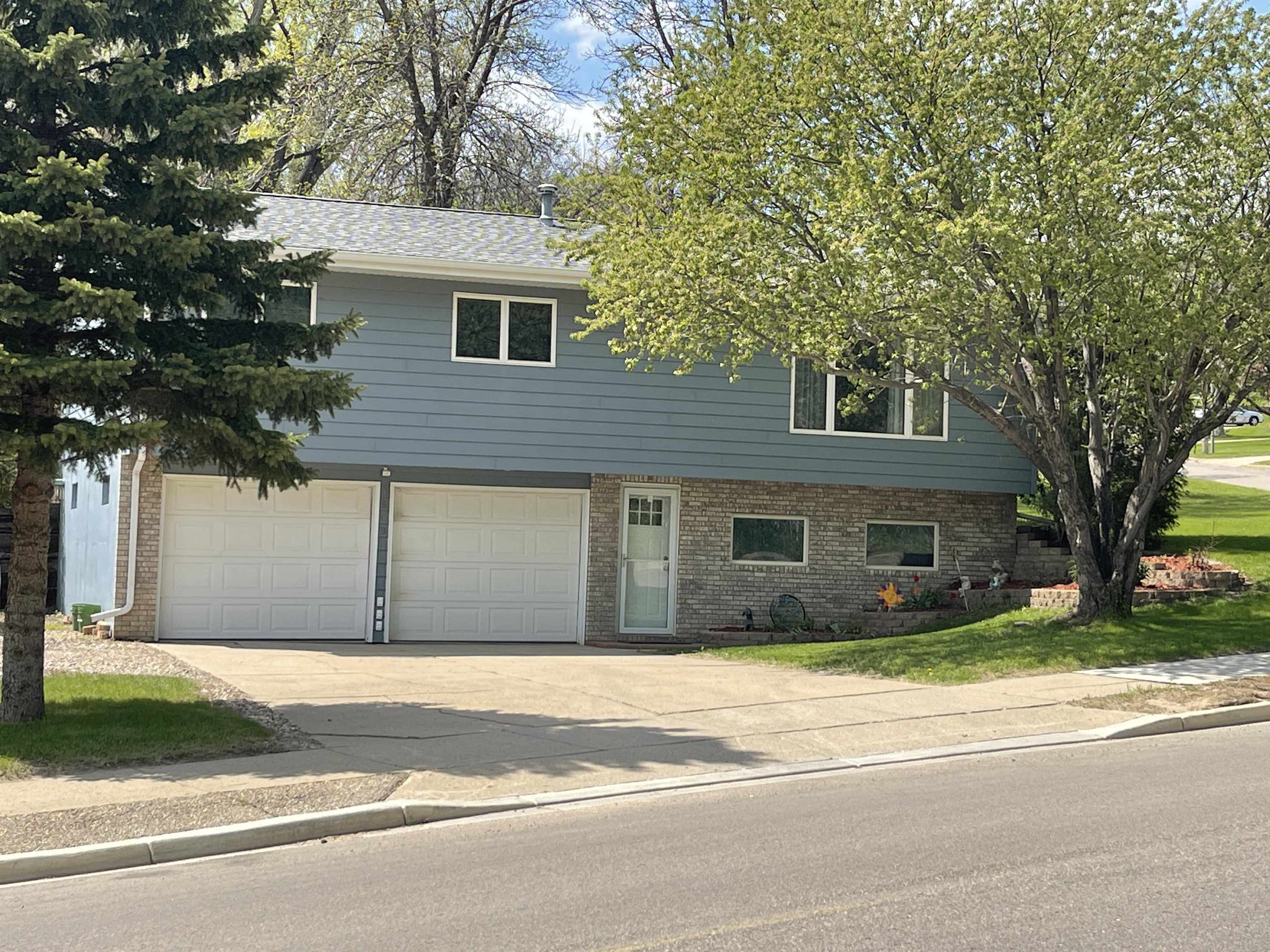 Property Photo:  1609 NW 8th St  ND 58703 