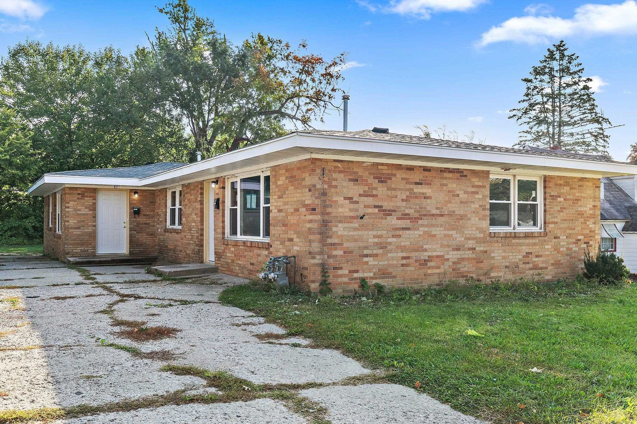 Property Photo:  819 Royal Avenue  IL 61101 