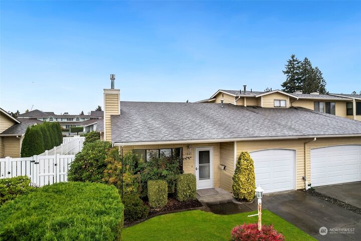Property Photo:  1841 F Street SE A4  WA 98002 