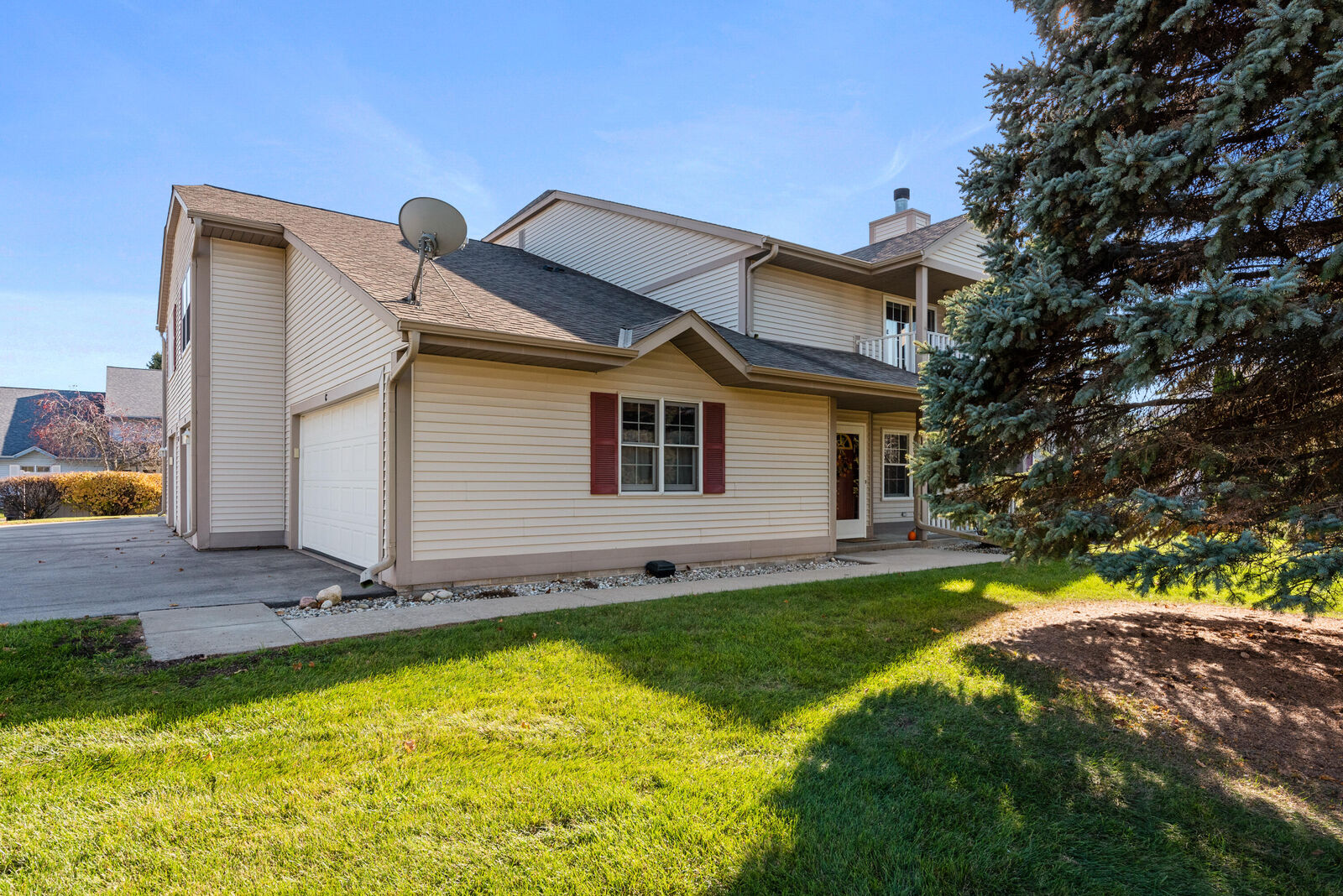 Property Photo: 820 Devonshire Ln WI 53090