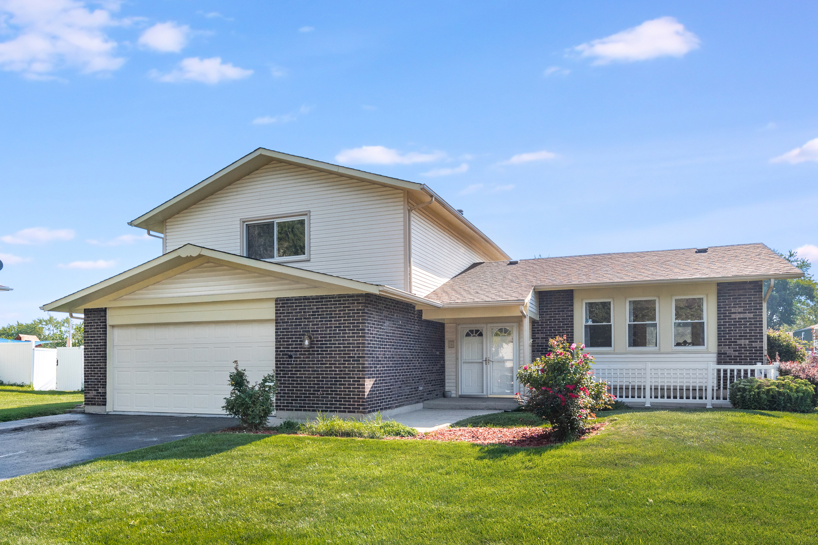 Property Photo:  318 Stafford Way  IL 60440 