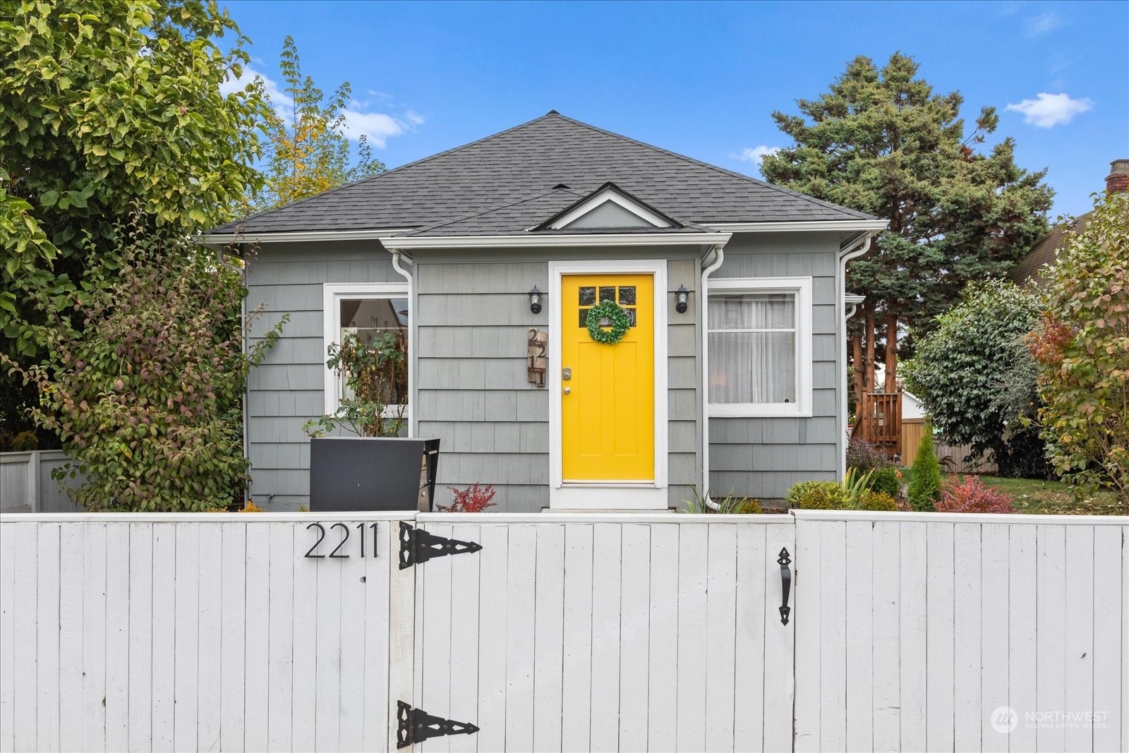 Property Photo:  2211 Wetmore Avenue  WA 98201 