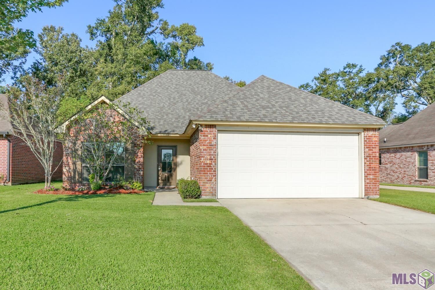 Property Photo: 15081 Creek Side Dr LA 70737