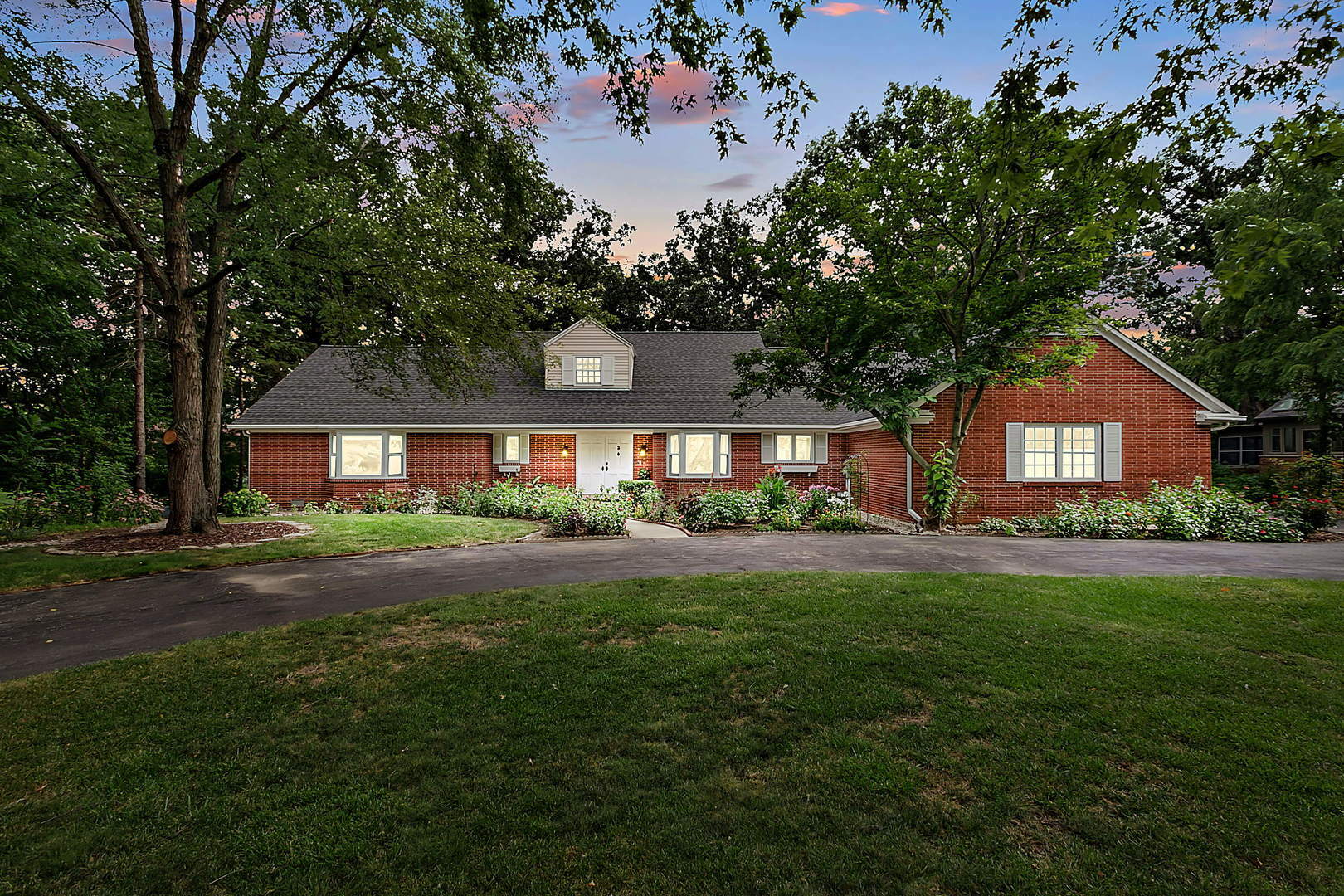 Property Photo: 3 Baybrook Lane IL 60523