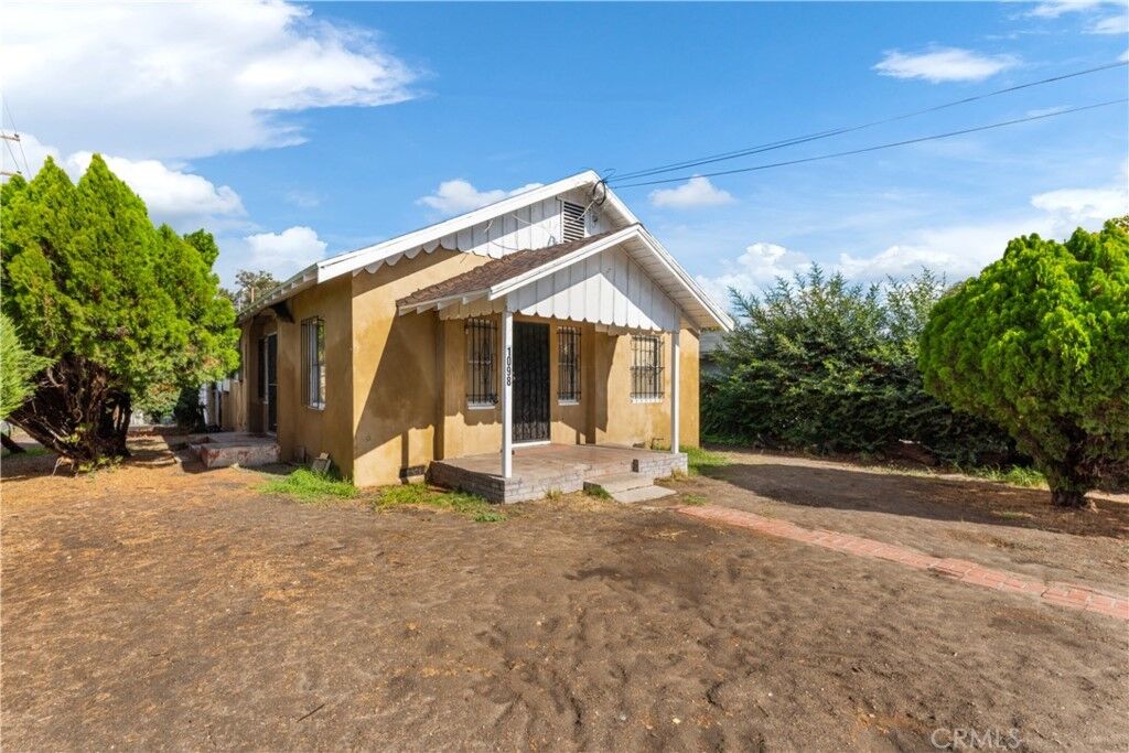 Property Photo: 1098 W 15th Street CA 92411