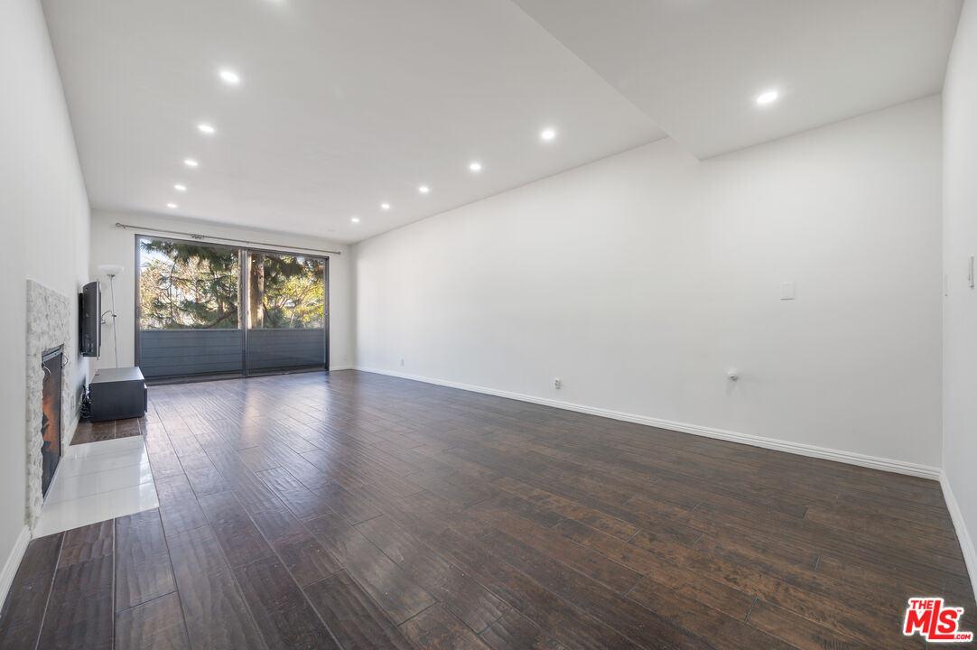 Property Photo: 310 Tahiti Way 203 CA 90292
