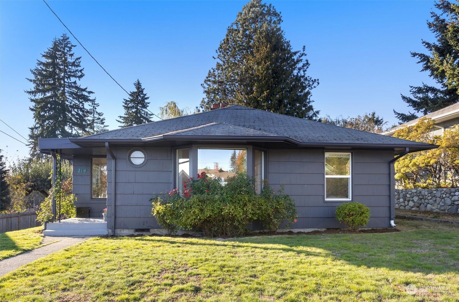 Property Photo:  214 Avenue H  WA 98290 