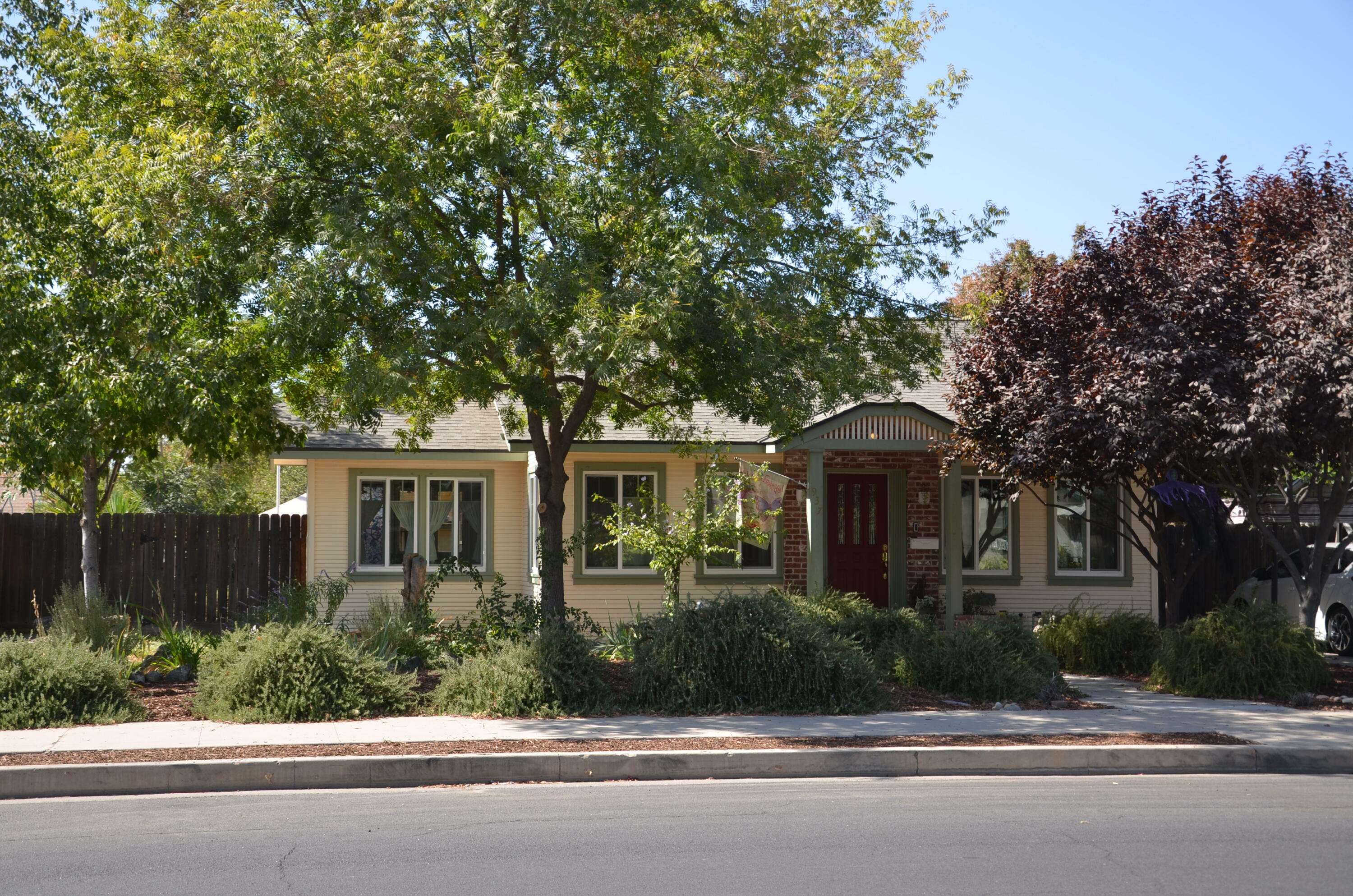 Property Photo:  937 N Highland Street  CA 93291 