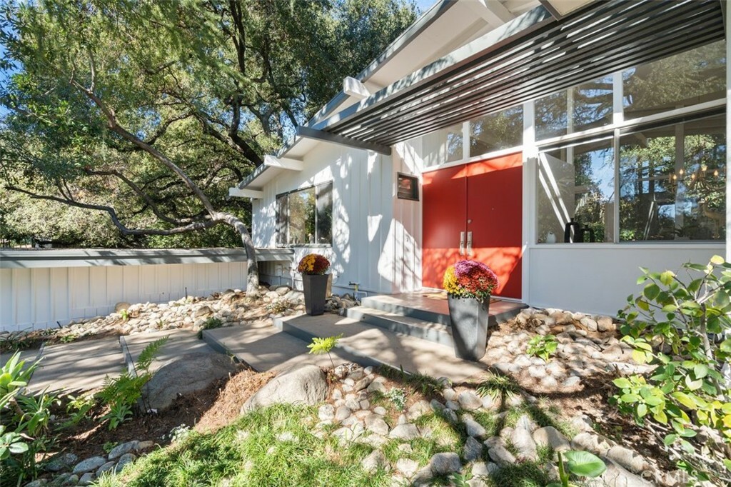 Property Photo:  2070 Villa Heights Road  CA 91107 