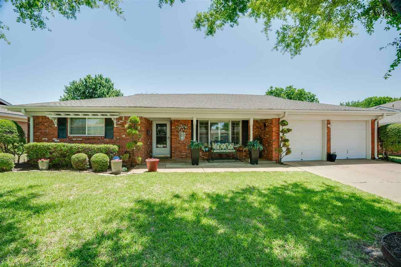 Property Photo: 1529 Sweetbriar Drive TX 76302