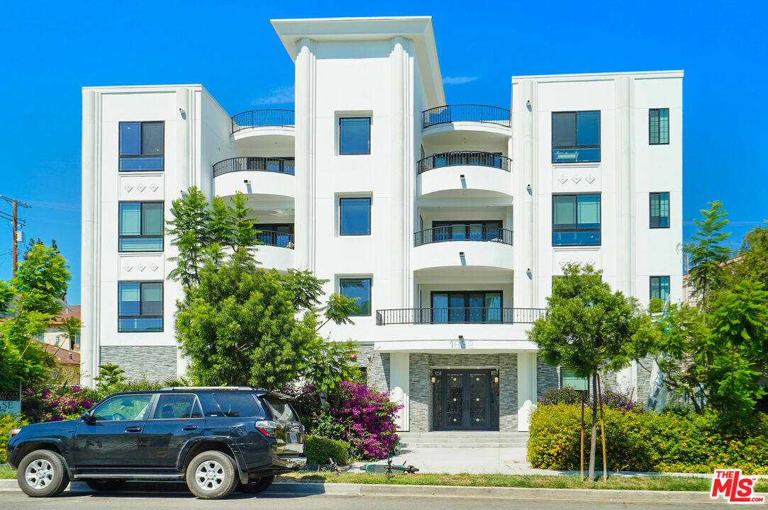 Property Photo: 1832 S Barrington Ave 302 CA 90025