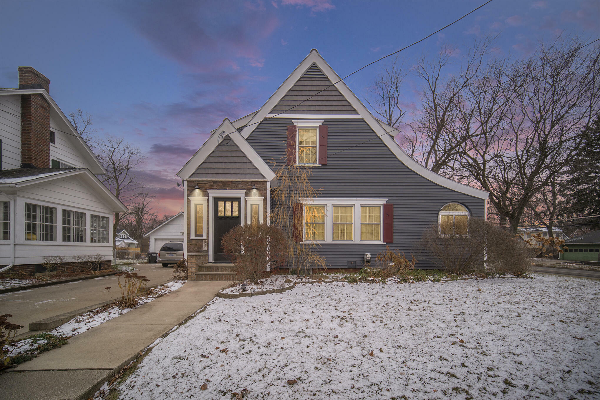 Property Photo: 902 S Grinnell Street MI 49203