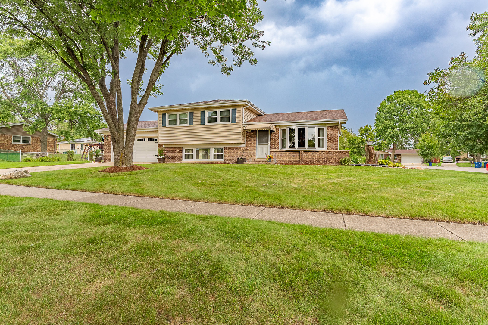 Property Photo:  636 E Weathersfield Way  IL 60193 