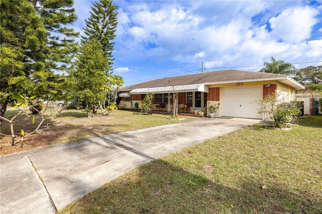 Property Photo:  685 Manor Dr W  FL 34698 