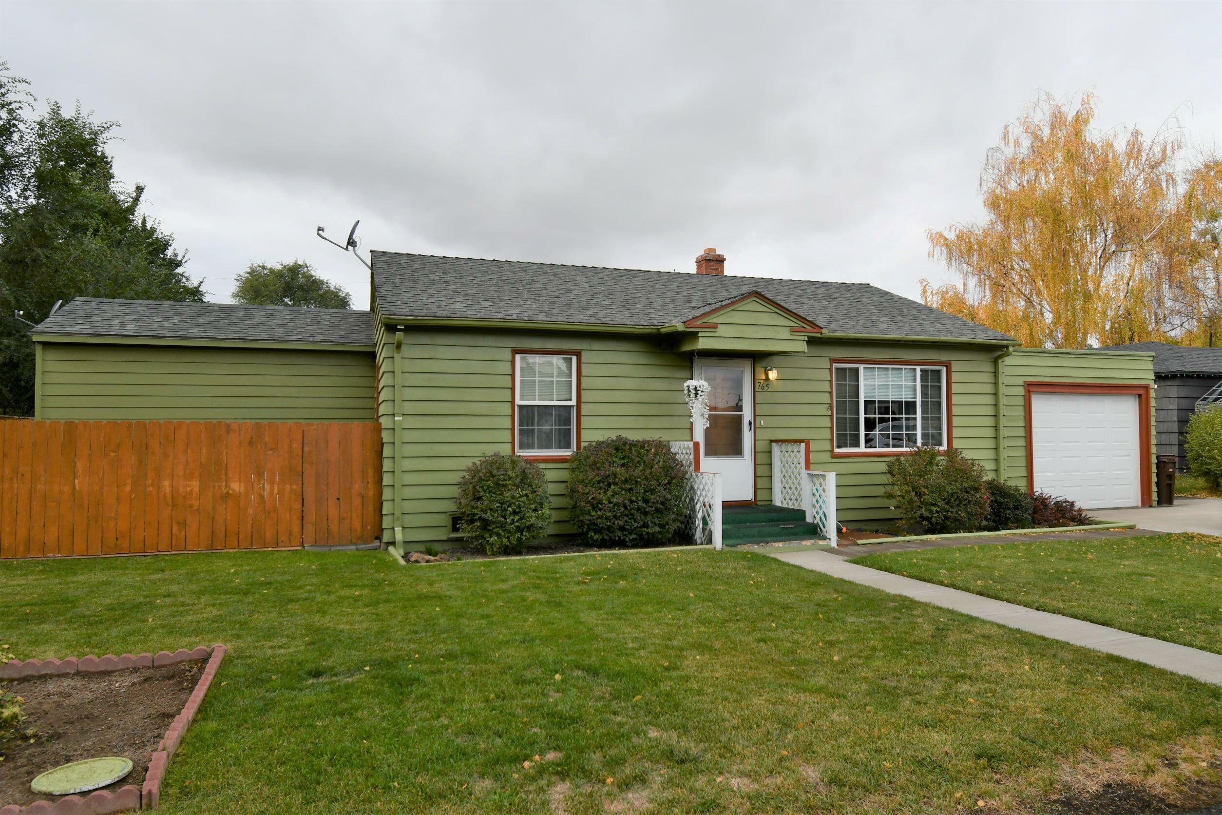 Property Photo: 765 SE Holly St. Street OR 97754