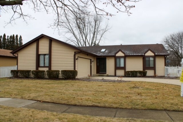 Property Photo: 578 N Lyle Avenue IL 60123