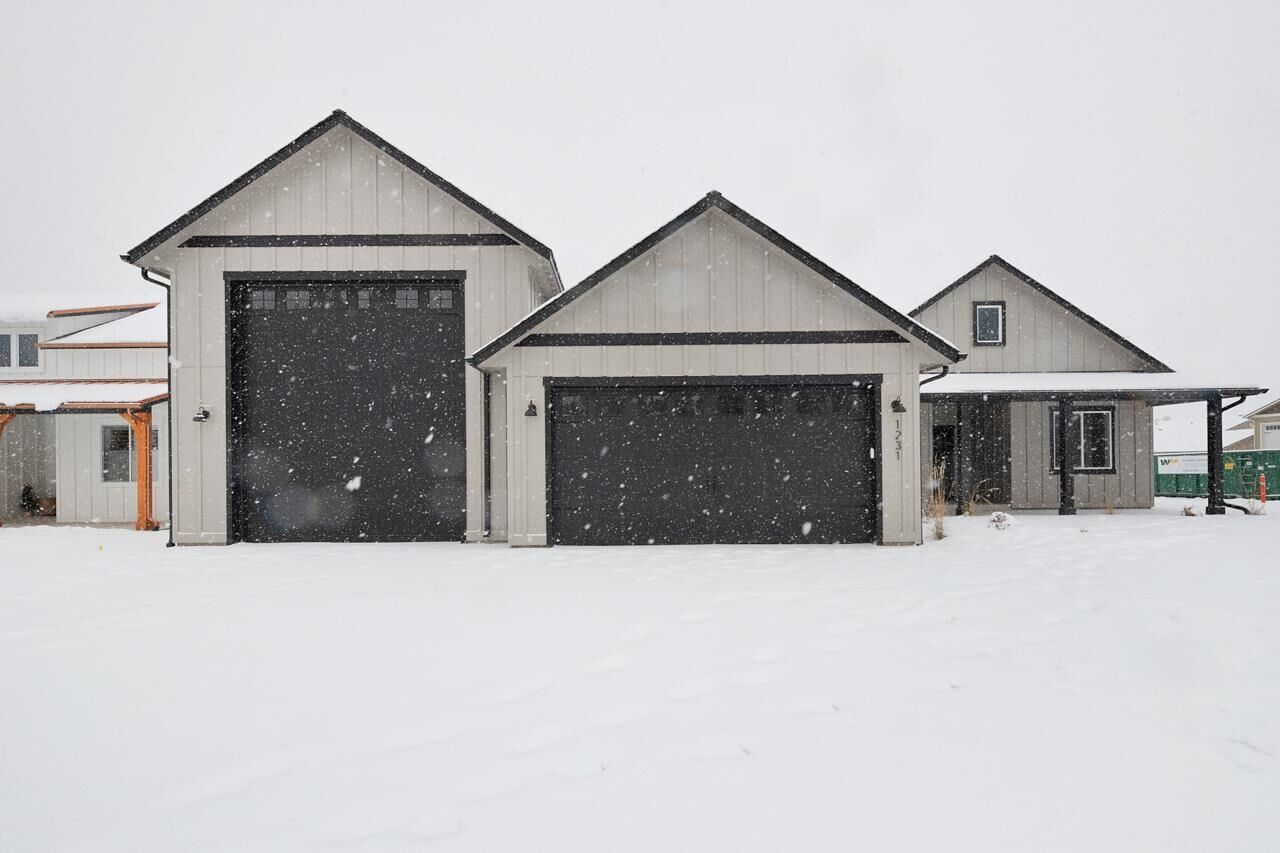 Property Photo: 1231 N Vernon Ave WA 99006