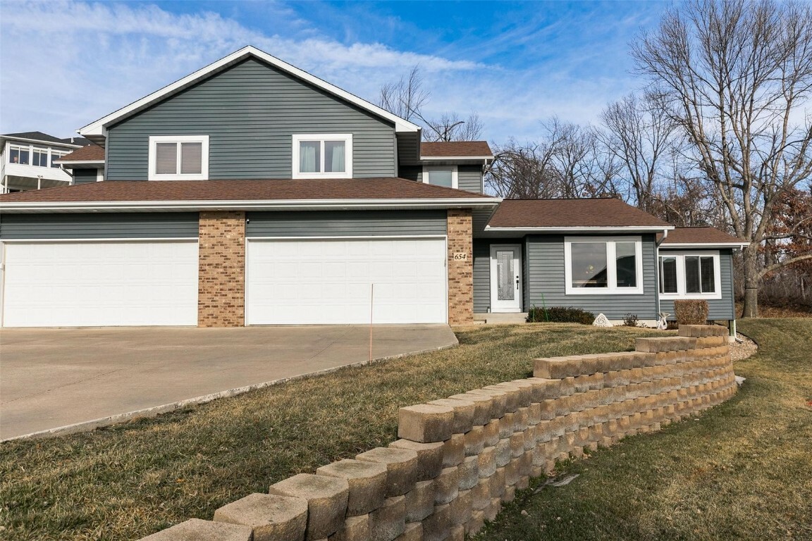 Property Photo:  654 J Avenue NE  IA 52402 