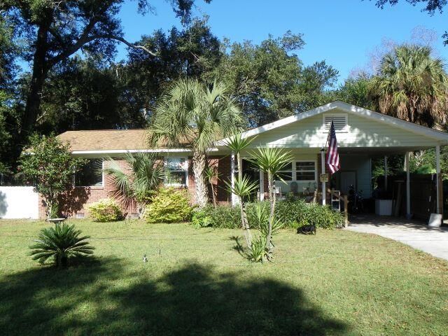 Property Photo: 220 Shadowlawn Ln FL 32507