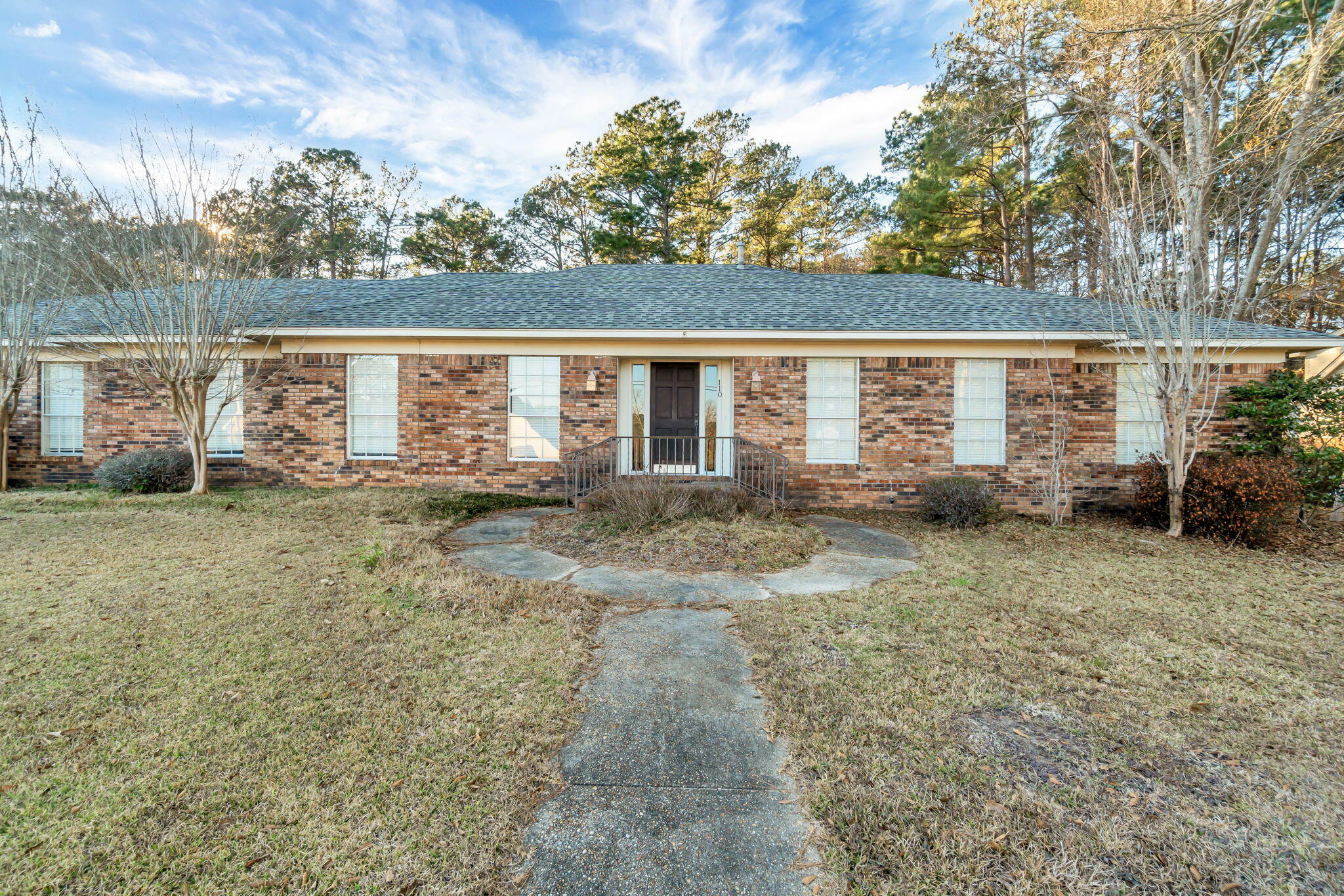 Property Photo: 110 W Lakeside Dr MS 39402