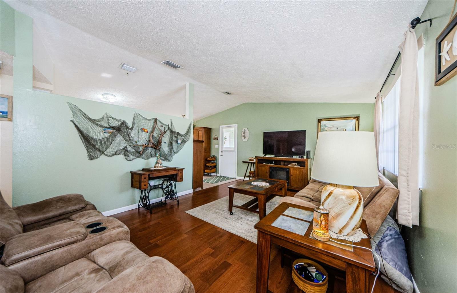 Property Photo: 6436 Pueblo Avenue FL 34653