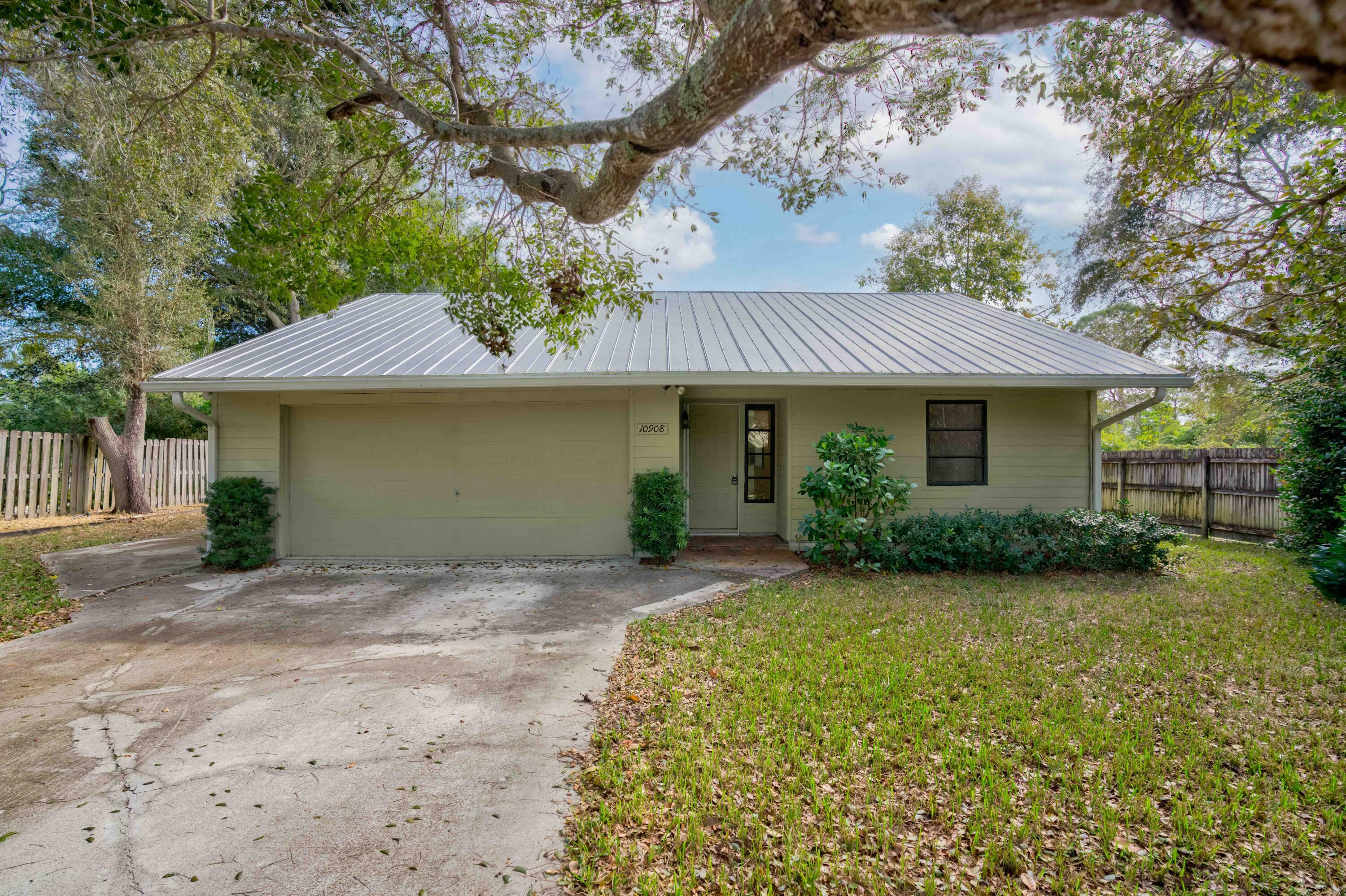 Property Photo: 10908 SE Hobart Street FL 33469