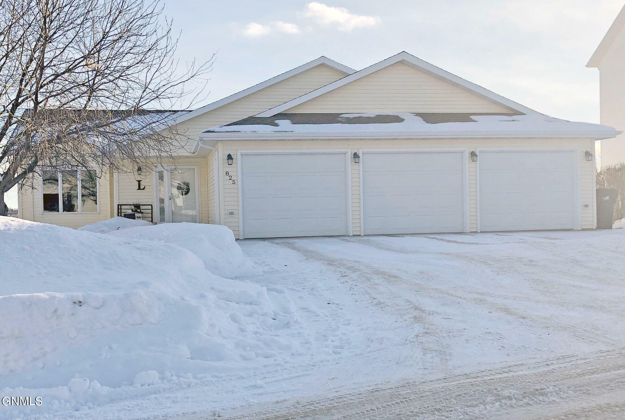 Property Photo:  825 Brome Avenue  ND 58503 