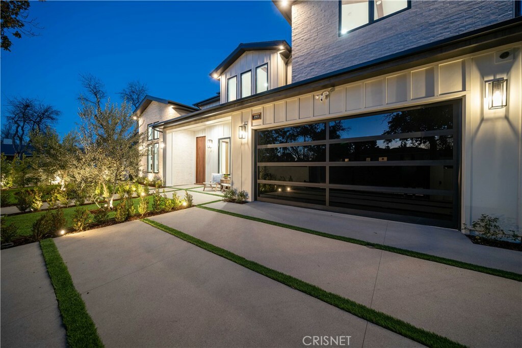 Property Photo: 4924 Ventura Canyon Avenue CA 91423