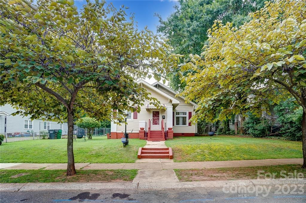 Property Photo:  422 Ridgeway Avenue  NC 28204 