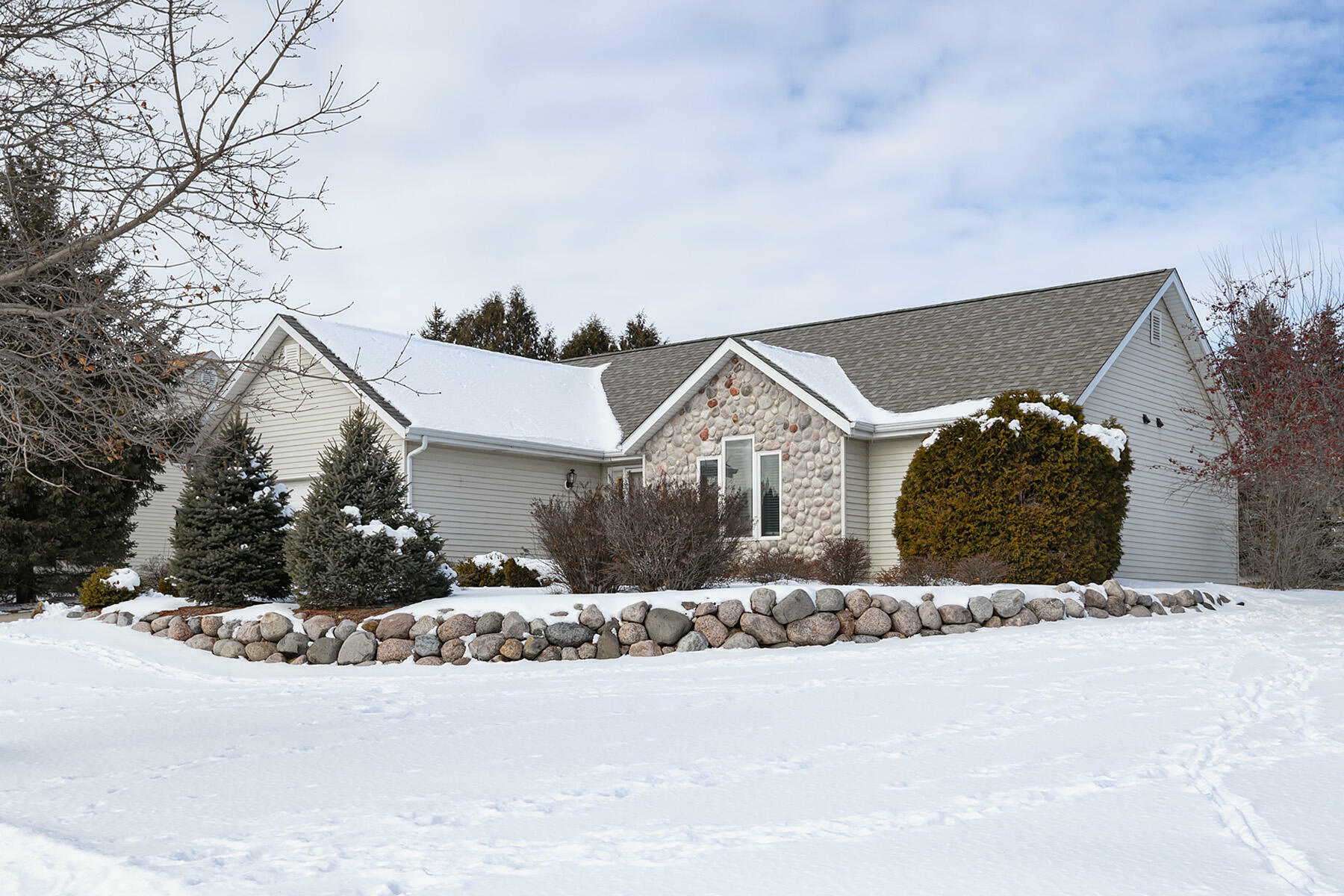 Property Photo: 204 Market Ln WI 53029