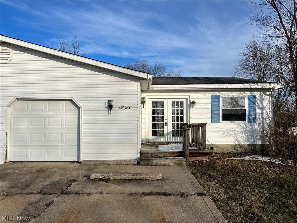 Property Photo: 10040 Hazelton Road OH 44241