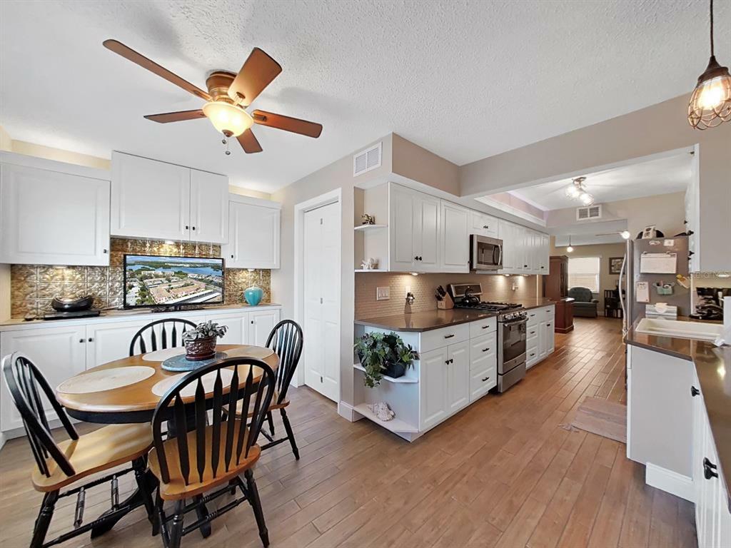 Property Photo: 10033 64th Avenue N 11 FL 33708