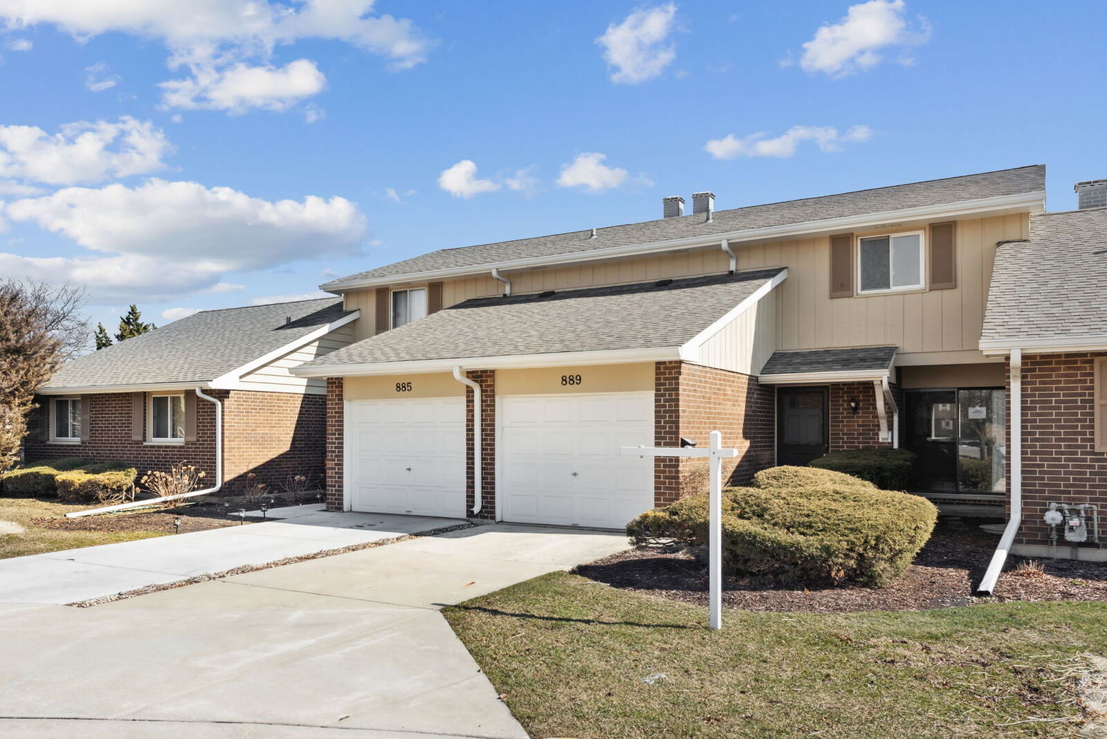 Property Photo:  889 Heatherbrook Court  IL 60189 