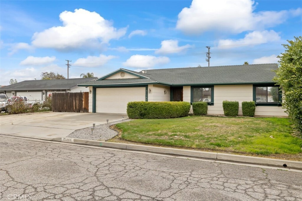 Property Photo:  41785 Vanchelle Court  CA 92544 