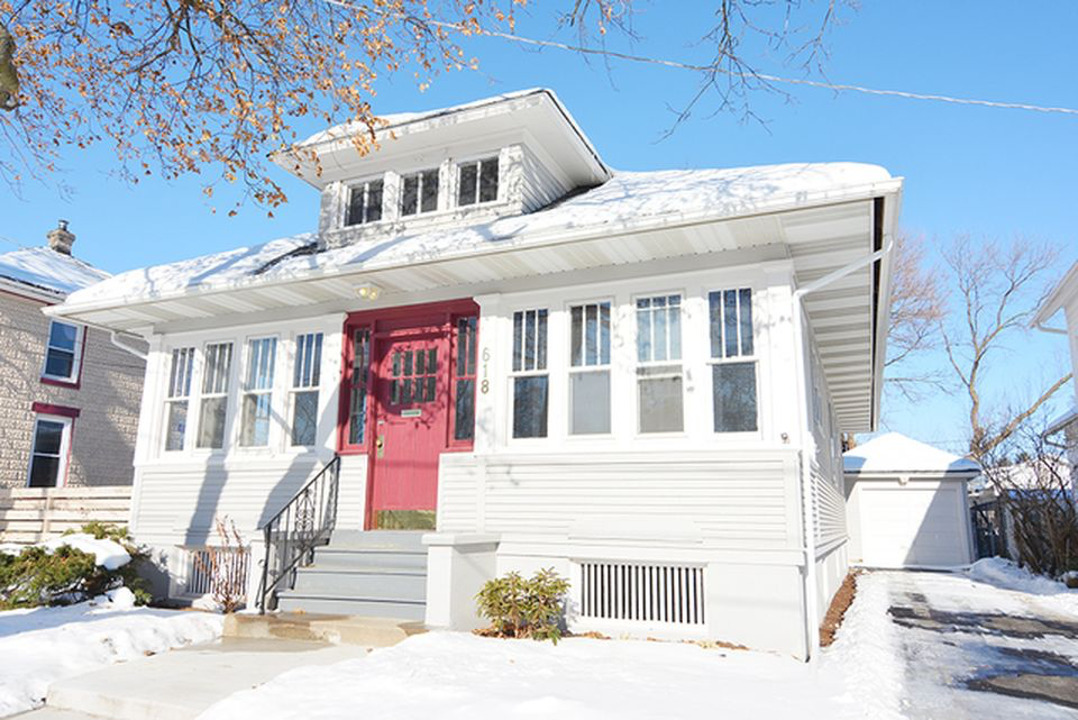 Property Photo:  618 Chester Avenue  IL 60120 