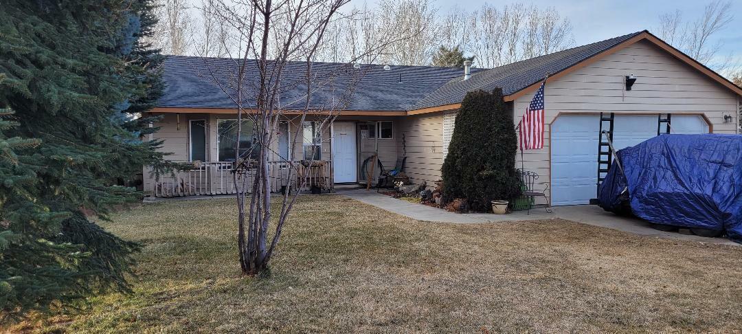 Property Photo: 760 NE Oak Place OR 97756