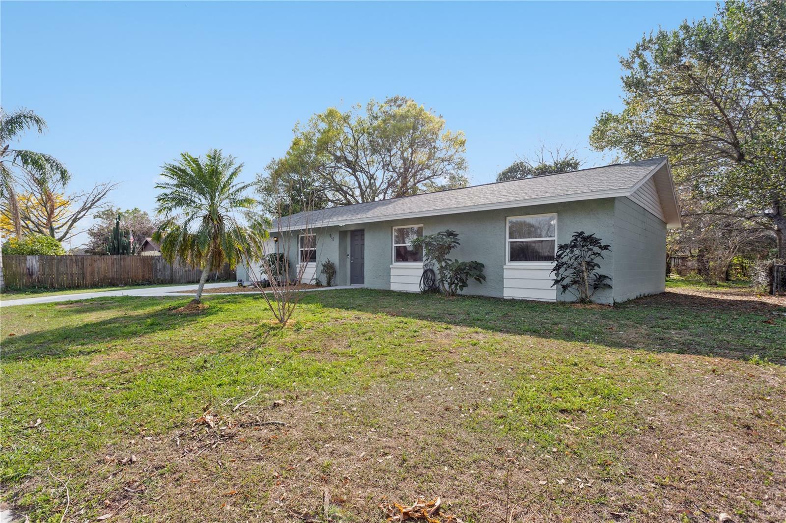 Property Photo:  910 Ridgeland Lane  FL 33594 