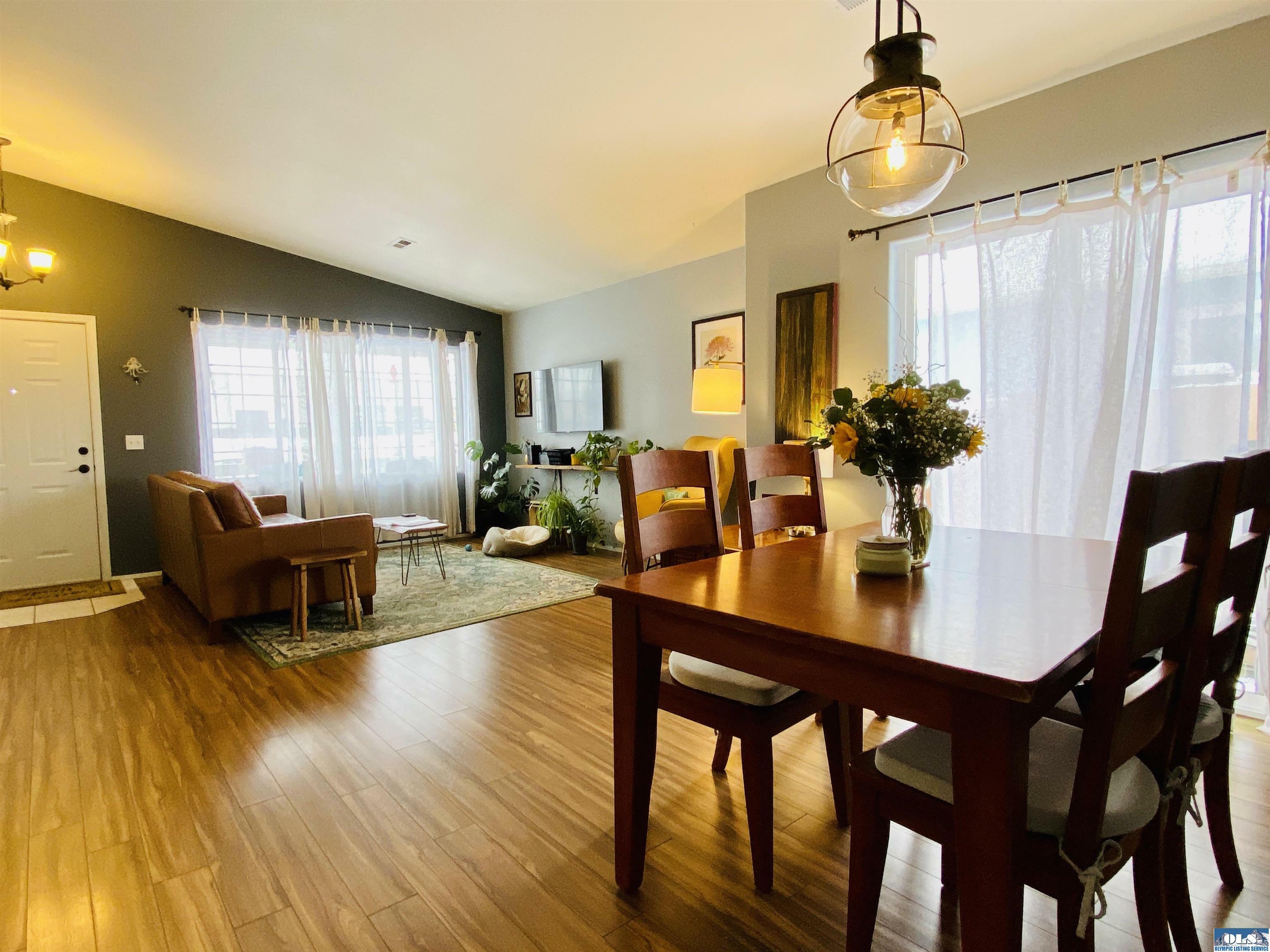 Property Photo: 822 E Washington Pl WA 98382