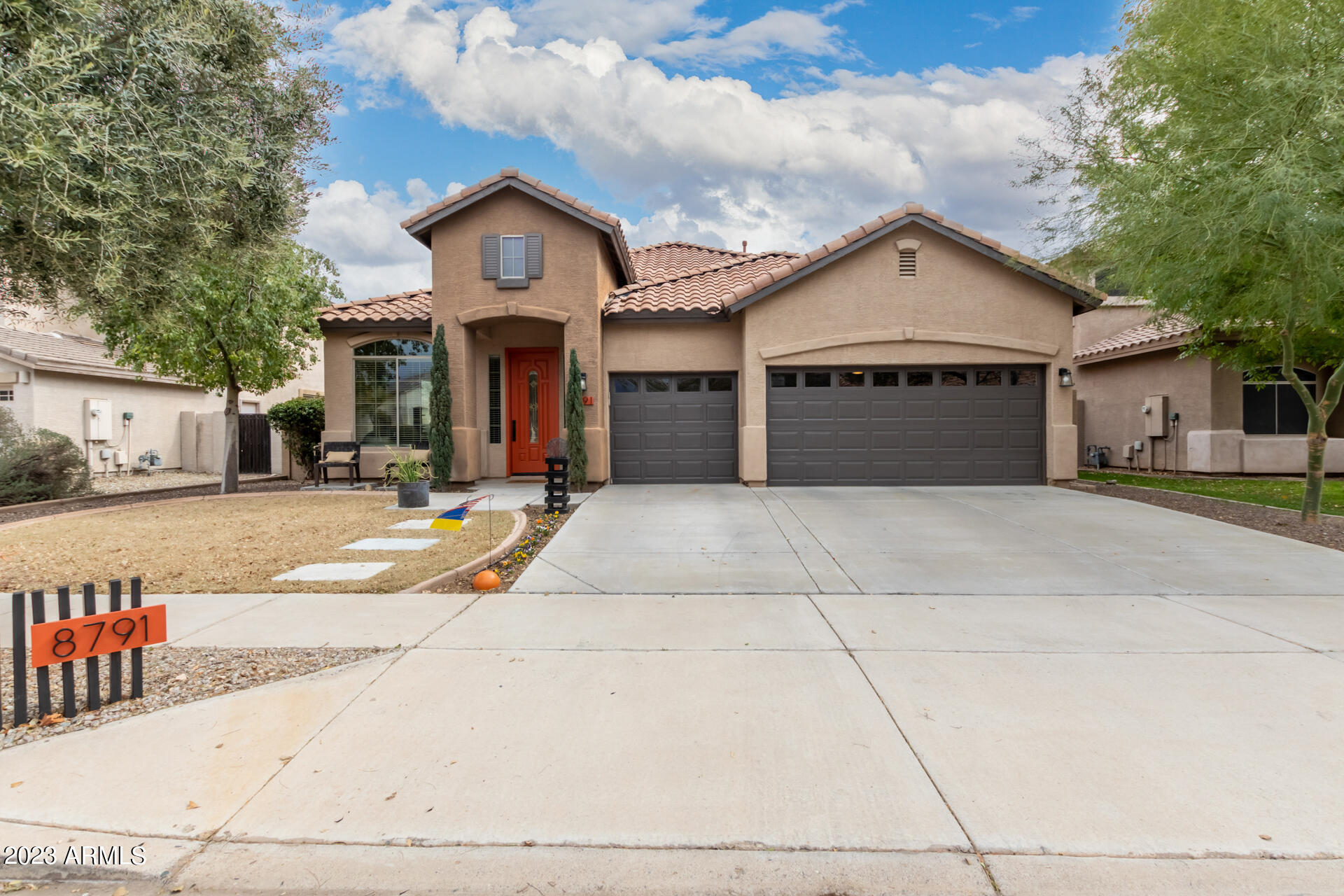 Property Photo: 8791 W Lane Avenue AZ 85305