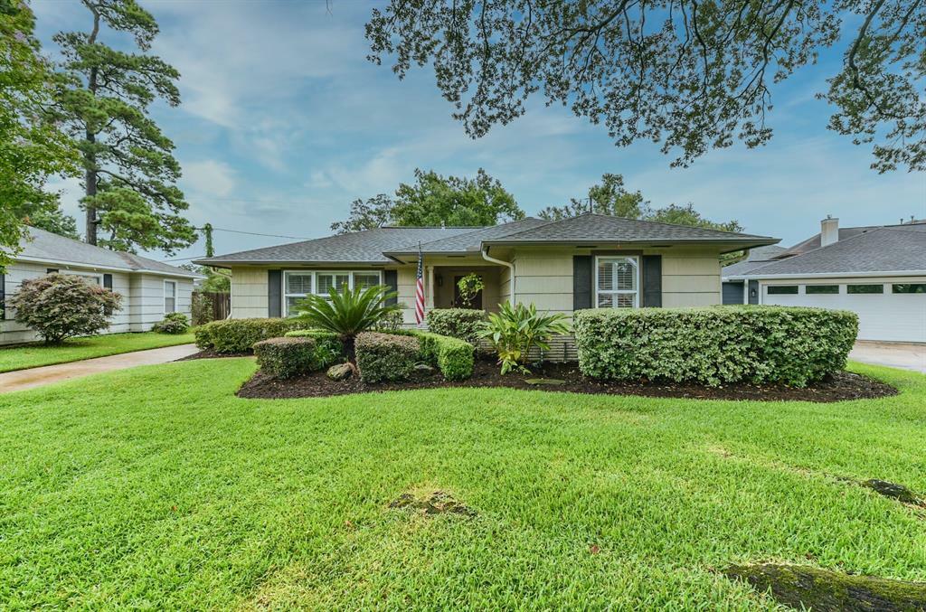 Property Photo: 906 Bay Oaks Road TX 77008