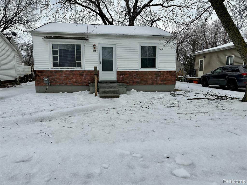 Property Photo:  2040 E Parkwood  MI 48529 