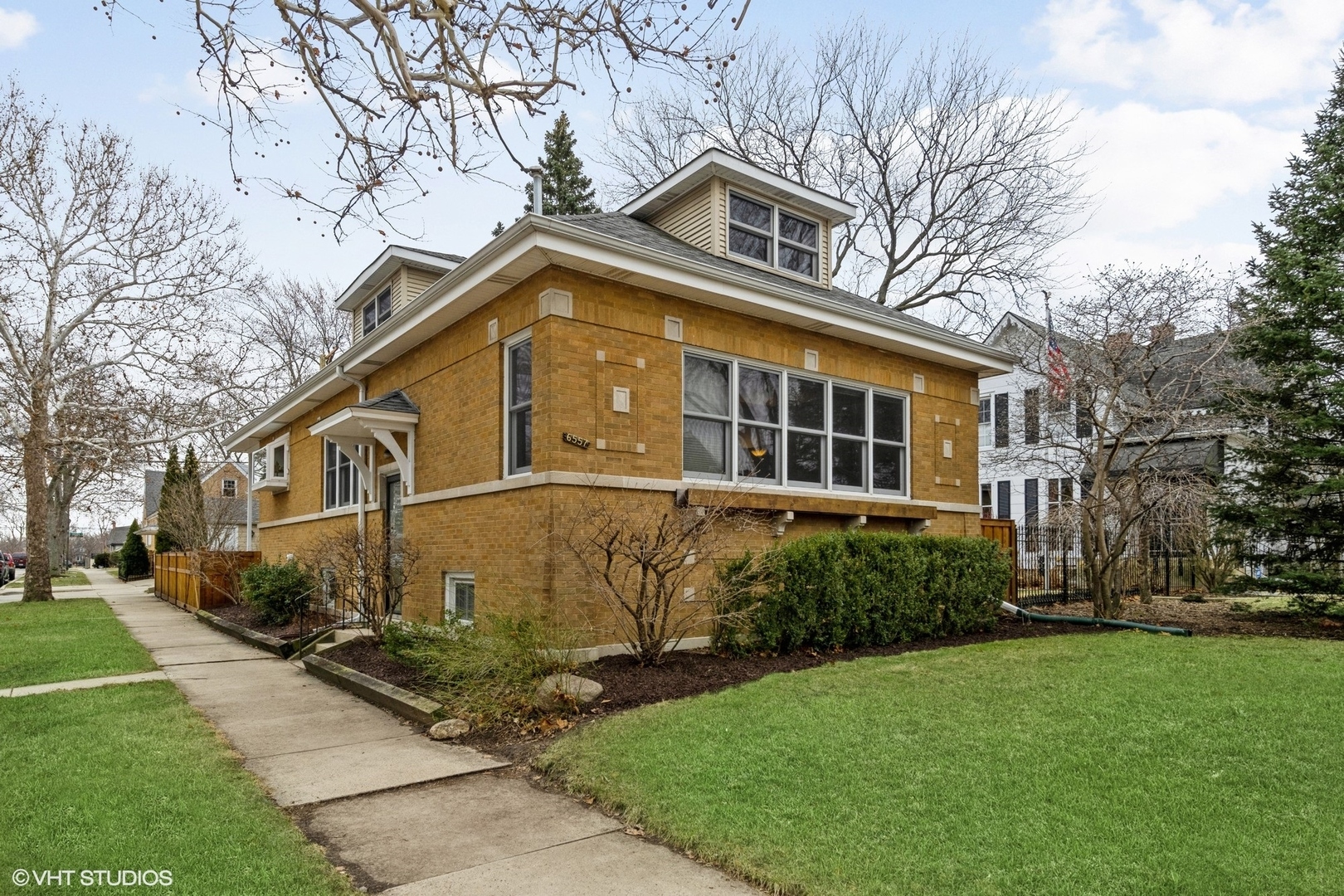 Property Photo: 6557 N Oliphant Avenue IL 60631