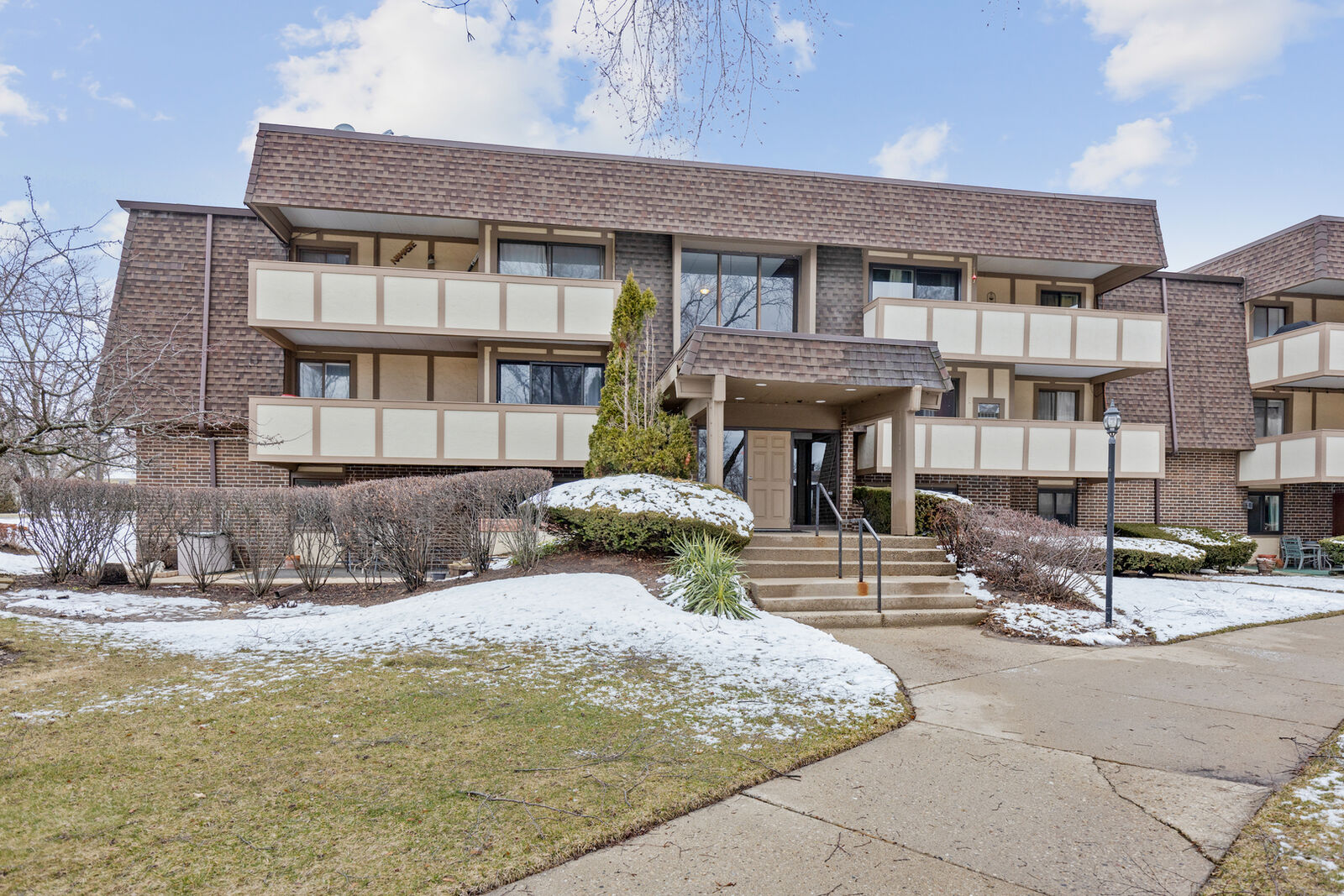Property Photo: 433 Cavalier Court 101A IL 60118