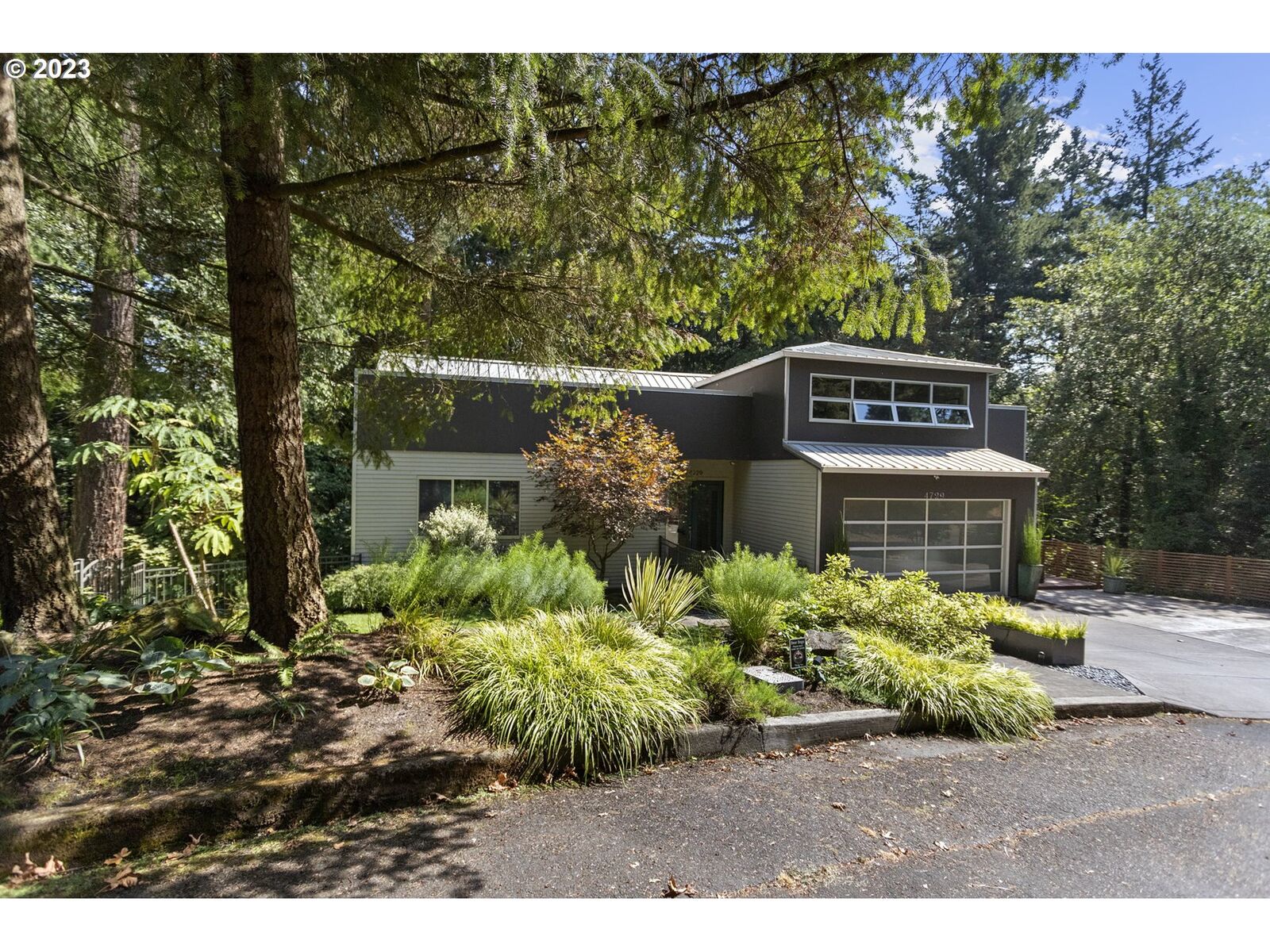 House for sale in Portland 4729 SW Humphrey Park Rd, Portland, OR 97221