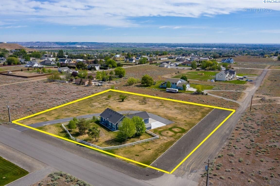 Home for sale in West Richland 5700 Laurel Drive, West Richland, WA 99353