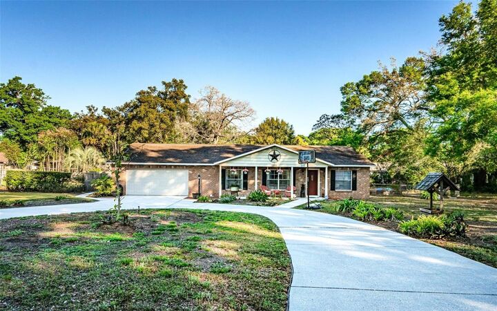 Property Photo: 1805 Parkwood Drive FL 33594