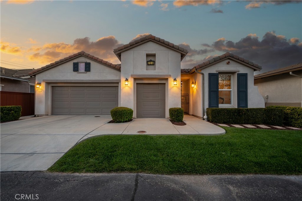 Property Photo:  729 Palo Alto Court  CA 93446 