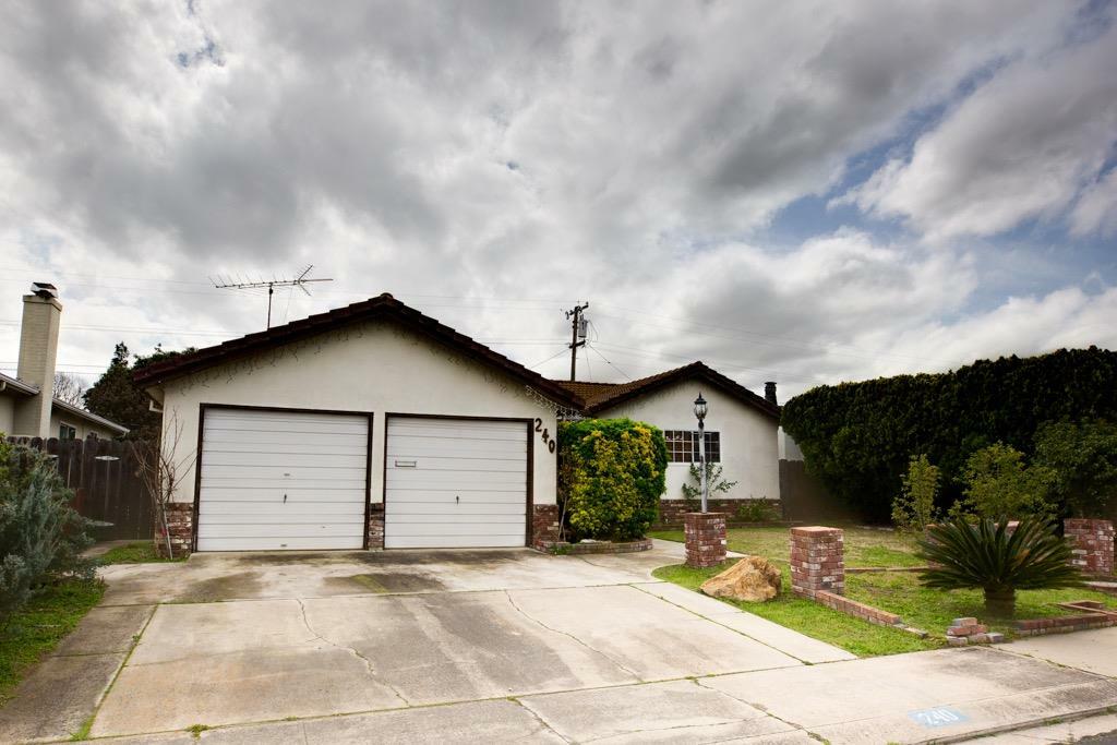 Property Photo:  240 W Crockett Street  CA 95337 