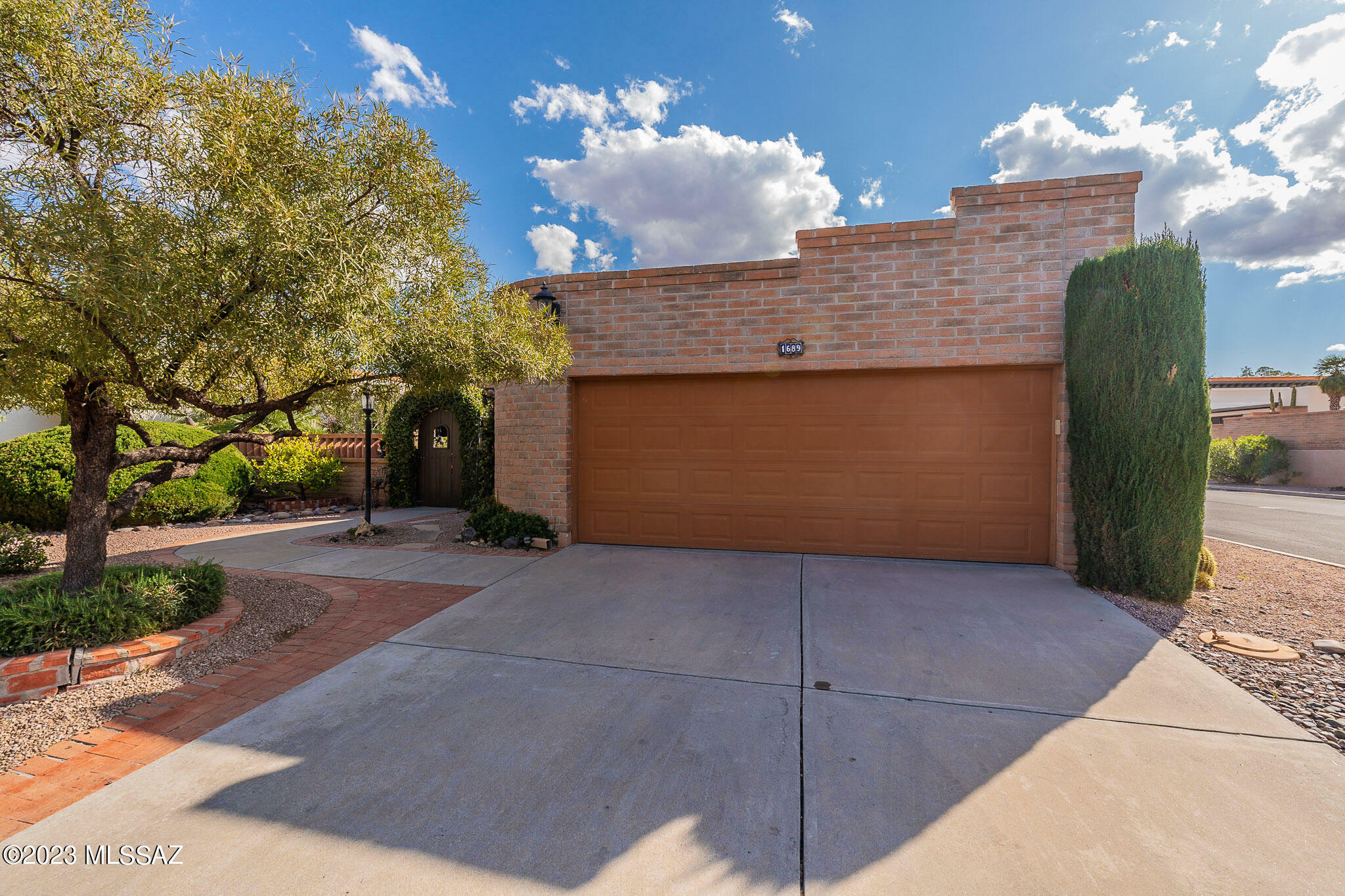 Property Photo:  1689 W Calle Hacienda  AZ 85622 