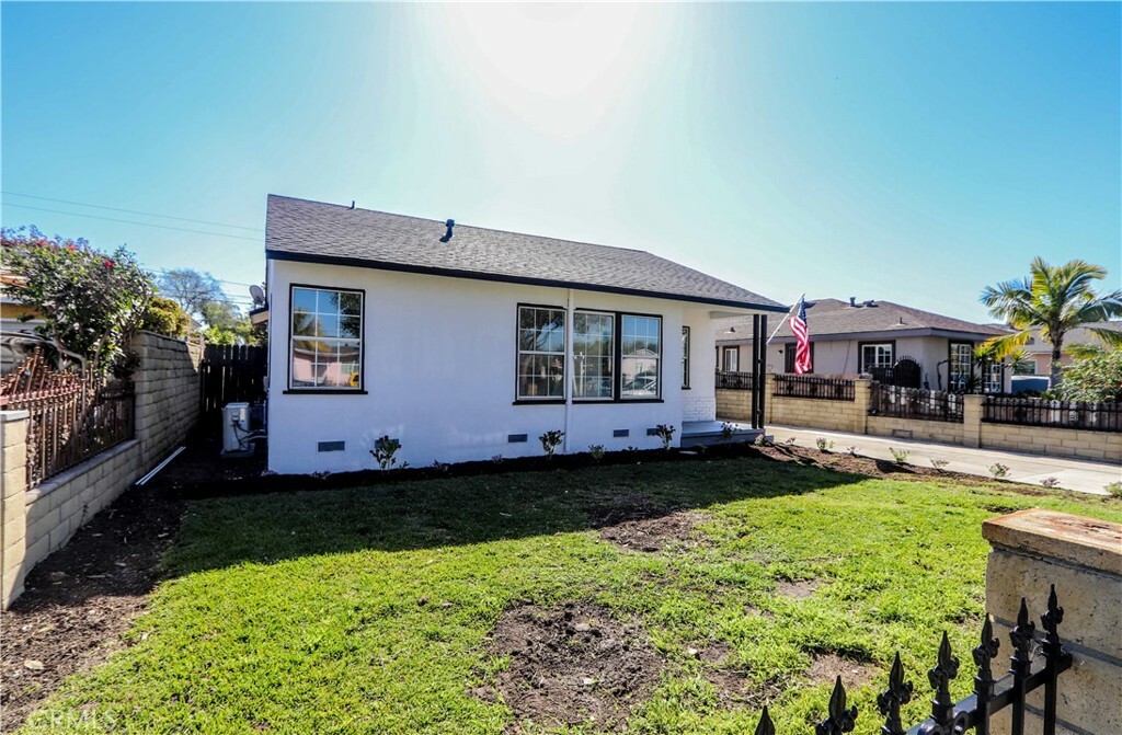 Property Photo:  2119 Cedar Street  CA 92707 